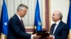 Ceremonia e nënshkrimit të marrëveshjes për koalicionin PDK-LDK: Hashim Thaçi (majtas),dhe Isa Mustafa, Prishtinë, 8 dhjetor 2014