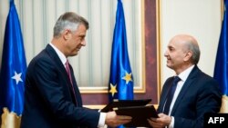 Ceremonia e nënshkrimit të marrëveshjes për koalicionin PDK-LDK: Hashim Thaçi (majtas),dhe Isa Mustafa, Prishtinë, 8 dhjetor 2014