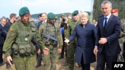 ՆԱՏՕ-ի գլխավոր քարտուղար Յենս Ստոլտենբերգը և Լիտվայի նախագահ Դալիա Գրիբաուսկայտեն ՆԱՏՕ-ի 2017 թվականի զորավարժություններին, 20-ը հունիսի, 2017թ․