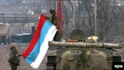 Нохчийчоь - Минутка майданахь блок-постехь байракх дIатухуш бу оьрсийн салттий, 09Чил2000 