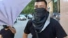 Неизвестные мужчины в черном и в масках, препятствовавшие работе репортеров Азаттыка, державшие зонты перед видеокамерой в день массовых задержаний в Нур-Султане. 6 июля 2019 года. 