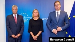 Presidenti i Kosovës, Hashim Thaçi, shefja e BE-së Federica Mogherini dhe presidenti serb, Aleksandar Vuçiq, gjatë takimit në Bruksel. 31 gusht, 2017
