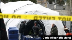 Muncitori care construiesc o morgă în spatele unui spital din New York