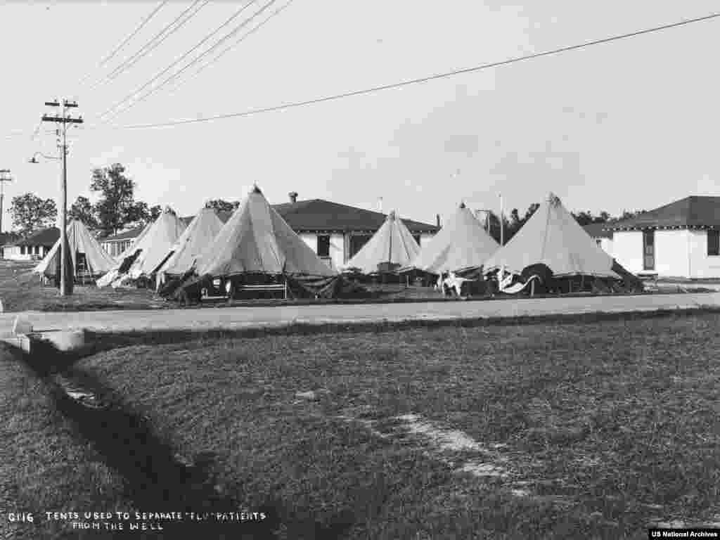 Corturi pentru găzduirea pacienților cu gripă, în Arkansas în 1918. Fără vaccin împotriva virusului și a antibioticelor, doar izolarea și igiena personală au fost eficiente pentru a reduce răspândirea gripei spaniole. 