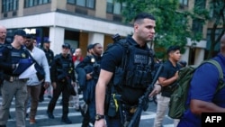 Membri ai Secret Service merg în fața sediului Națiunilor Unite înaintea Adunării Generale a Națiunilor Unite (AGNU) de la New York, pe 21 septembrie 2025. 