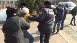 «Пусть Назарбаев уйдет!». Как задерживали в Алматы