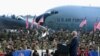 Președintele SUA, Joe Biden în turneul său european, vorbindu-le celor aproximativ 1.000 de soldați americani și familiilor acestora din baza aeriană britanică de la Royal Air Force Mildenhall, după aterizarea în Marea Britanie, unde va avea loc summitul G7.