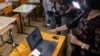 Orele online sunt refuzate de unii profesori, care invocă pretexte care ajung până la încălcarea dreptului la viață privată.