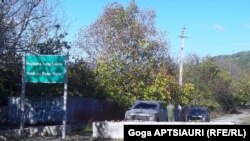 Кроме того, югоосетинские власти упростили процедуру получения т.н. Формы №9 - справки, свидетельствующей о том, что человек, будучи гражданином Грузии, является жителем района, и вправе передвигаться по республике, пересекать осетино-грузинскую границу