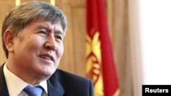 Премьер-министр КР Алмазбек Атамбаев баллотируется на пост президента.