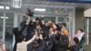 Приговоренный к году ограничения свободы за «участие» в ДВК Ануар Аширалиев у здания суда. Алматы, 19 ноября 2019 года.