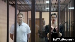 Maxim Znak a fost condamnat la 10 ani de închisoare iar Maria Kaleșnikava la 11 ani. Ei se află în arest din septembrie 2020. Cei doi au apărut luni în fața unui tribunal din Minsk.