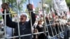 Сторонники экс-премьера Юлии Тимошенко требуют, чтобы президент Виктор Янукович "ответил, за что он пытает и убивает Тимошенко". Киев, 27 апреля 2012 года 