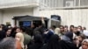 Беженцы из Ирака у ворот гуманитарной миссии ООН в Дамаске