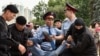 Люди, пришедшие на площадь Астана, выкрикивали лозунги &quot;Бойкот!&quot; и &quot;Позор!&quot;. По разным оценкам, там собрались сотни людей. Эта акция вылилась в задержания. Алматы, 9 июня 2019 года.&nbsp;<br />
&nbsp;