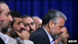 محمد علی آبادی (نفر رو به جلو) همرا با محمود احمدی نژاد، رییس جمهور اسلامی ایران