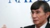 Оппозиционный политик Жасарал Куанышалин заявляет на пресс-конференции о своем намерении участвовать в президентских выборах. Алматы, 3 ноября 2010 года.