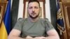 Президентът на Украйна Володимир Зеленски по време на среднощното си изявление в понеделник срещу вторник.