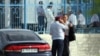 Полицейский рядом со зданием, где проходит суд "о беспорядках в Жанаозене". Актау, 14 мая 2012 года.
