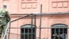 Согласно заявлениям адвокатов, условия содержания в тюрьме нарушают третью европейскую конвенцию – то есть, заключенные подвергаются пыткам