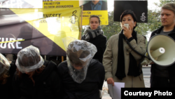 Демонстрация возле посольства Узбекистана в Берлине, организованная Amnesty International против пыток в узбекских тюрьмах. 21 октября 2014 года.
