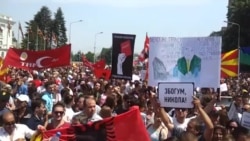 "Lamtumirë, Nikolla", mesazhi nga demonstruesit