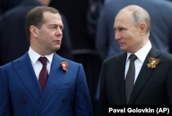 Дмитрий Медведев (слева) и Владимир Путин