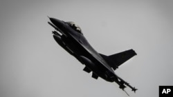 Зьнішчальнік F-16, архіўнае фота