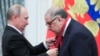 Президент РФ Владимир Путин во время вручения государственной награды Алишеру Усманову в Кремле. Архивное фото.