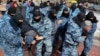 Сотрудники полиции задерживают протестующих. Нур-Султан, 1 мая 2020 года.