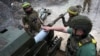 Військовослужбовці 15-ї бригади оперативного призначення НГУ «Кара-Даг» заряджають снаряд у гармату 2А36 «Гіацинт-Б» на позиції поблизу Куп’янська, 27 травня 2025 року