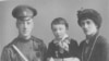 Анна Ахматова и Николай Гумилев с сыном Львом, 1915 год.