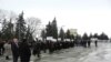  Около 200 человек - земляки и родственники убитого депутата - с плакатами вышли к Дому правительства и потребовали объяснений от руководителей силовых ведомств и руководства республики