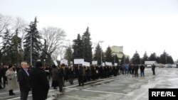  Около 200 человек - земляки и родственники убитого депутата - с плакатами вышли к Дому правительства и потребовали объяснений от руководителей силовых ведомств и руководства республики