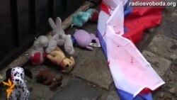 Росіяни Львова обмазали «кров’ю» прапор Росії і кинули його під ворота генконсульства