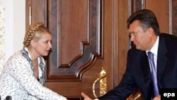 Янукович и Тимошенко сели за один стол, но и только