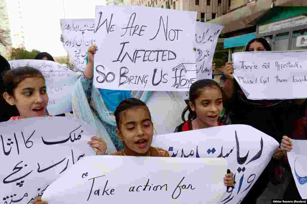 Membrii unei familii din Karachi solicită transferul studenților pakistanezi din China, care nu s-au putut întoarce după izbucnirea pandemiei de coronavirus.