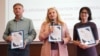 Журналісты Свабоды, якія працавалі над «Архіпэлягам БЕЛАГам», — Зьміцер Валошкін, Ганна Соўсь і Юлія Коцкая — на цырымоніі ўзнагароджаньня