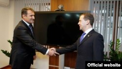 О симпатиях Кремля к господину Бибилову в ходе предвыборной агитации неустанно твердили эмиссары из администрации президента и Госдумы, но, как выяснилось, этого оказалось недостаточно, чтобы убедить югоосетинского избирателя в необходимости проголосоват