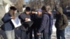 Активисты и представители общественного объединения «Атажұрт еріктілері» у представительства ООН. Алматы, 17 января 2020 года.