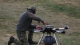 Апэратар рыхтуе дрон