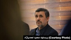 احمدی‌نژاد خطاب به خامنه‌ای، در مورد برادران لاریجانی: «علی‌القاعده باید از وضع زندگی و خانواده آنان گزارش‌های لازم به عرض جنابعالی رسیده باشد»