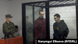 Александр Александров и Жоомарт Дуулатов в зале суда. 17 сентября 2025 года.