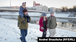 Jurnalistul Andrei Kuzneciuc (stânga) de la serviciul belarus al RFE/RL petrece timp cu familia sa în Vilnius, după eliberarea sa din închisoare în Belarus. 
