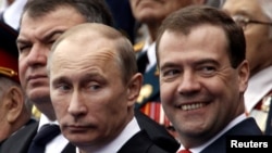 Керівник Міноборони Росії Анатолій Сердюков (ліворуч) разом із президентом Володимиром Путіним і прем’єром Дмитром Медведєвим під час параду 9 травня 2012 року