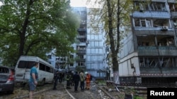 Пожарникари работат на местото на станбените згради погодени за време на рускиот ракетен напад врз Украина, во Днепар. 20 септември 2025 година.