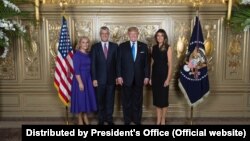 Presidenti i Shteteve të Bashkuara, Donald Trump, dhe Zonja e Parë, së bashku me presidentin e Kosovës, Hashim Thaçi, dhe zonjën e parë. Shtator, 2017.